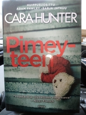 Cara Hunter : Pimeyteen ( 2022) SIS POSTIKULU