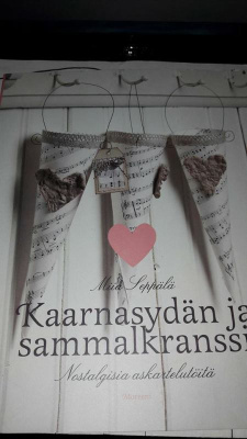 Kaarnasydän ja sammalkranssi askartelukirja