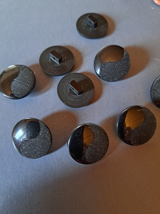 Musta kantanappi 18 mm
