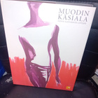 MUODIN KÄSIALA - Kolme suomalaista piirtäjää ( SIGNED ) - pikkukuva 1
