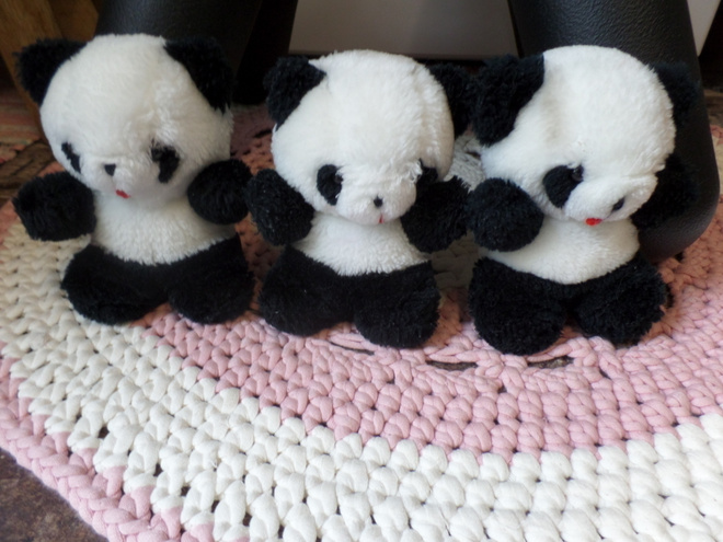 Panda-kolmoset pehmolelut.