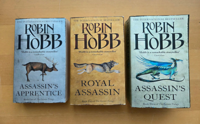 ROBIN HOBB . THE FARSEER TRILOGY . NÄKIJÄN TARU . NIDOTUT