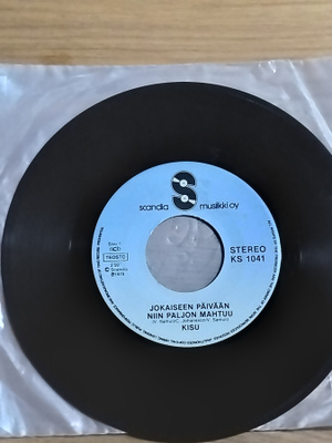 Kisu-Jokaiseen päivään niin paljon mahtuu, 7"LP