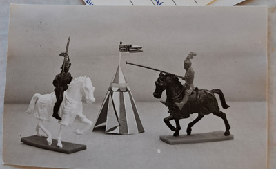 Valokuvakortti, tinasotilaat taistelee, kulkenut 1962