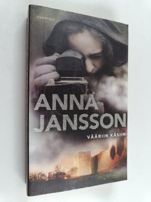 Anna Jansson : Vääriin käsiin