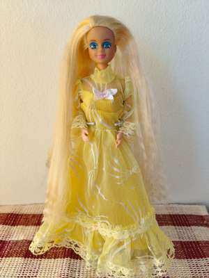 Barbie: Pitkähiuksinen Petra nukke