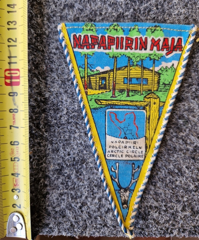 Napapiirin maja vintage matkailuviiri