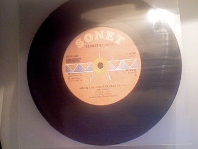 SECRET SERVICE  ::  WHEN THE NIGHT CLOSES IN :: VINYYLI  7"