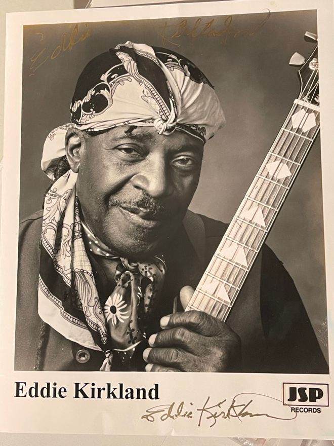Eddie Kirkland nimikirjoitus promokuvassa