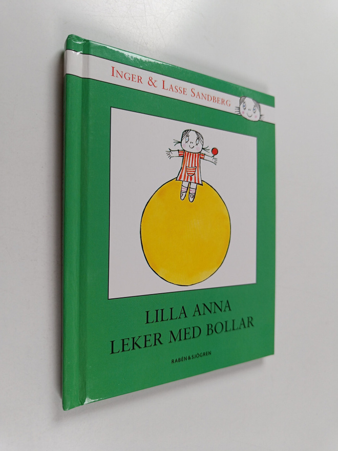 Inger Sandberg : Lilla Anna leker med bollar