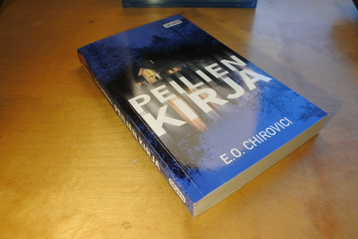 E. O. Chirovici: Peilien kirja, pokkari, hyvä