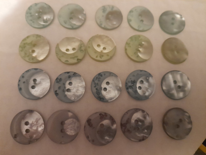 4 eri vaalean vihreän ja sinisen väristä kuunappia 20mm