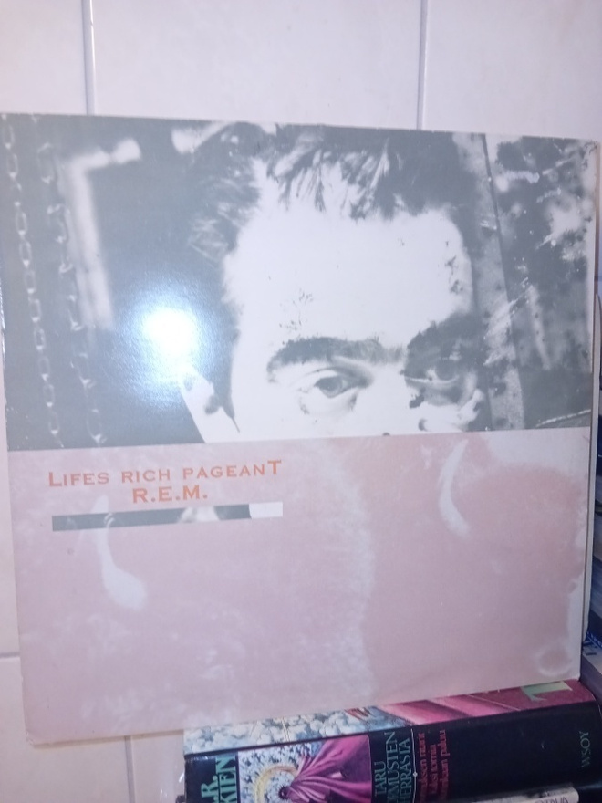 LP R.E.M. : Lifes Rich Pageant ( SIS POSTIKULU  )