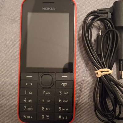 Nokia 208 puhelin + lataja