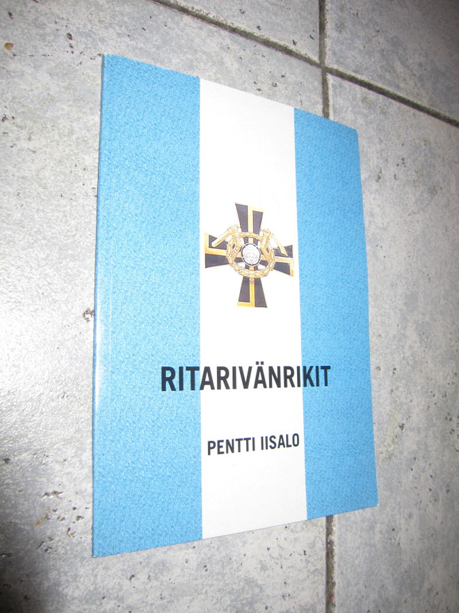 Pentti Iisalo : Ritarivänrikit ( signeerattu, uudenveroinen
