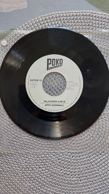 7" Eppu Normaali: Valkoinen kupla / Kun jatsia kuunneltiin