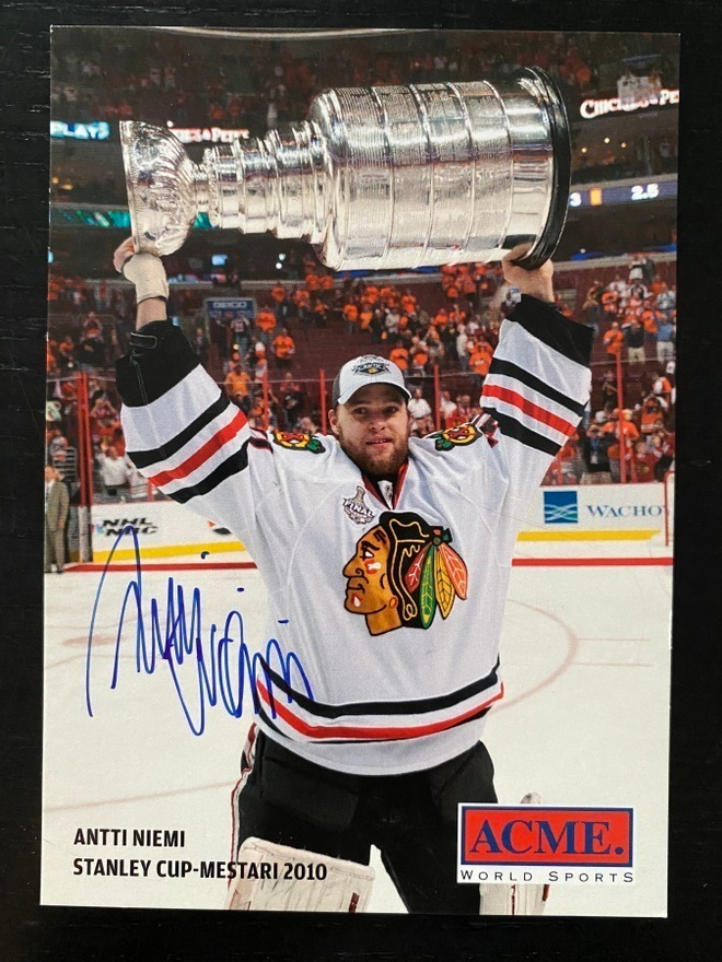 Antti Niemi Stanley Cup -mestari 2010 nimikirjoituksella