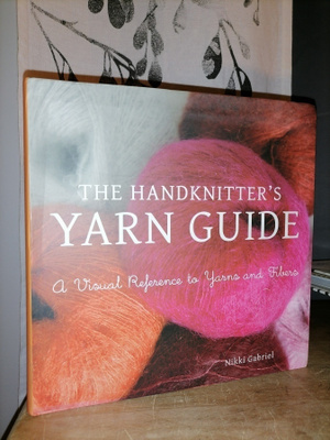 The Handknitter's Yarn Guide - Nikki Gabriel - Uusi