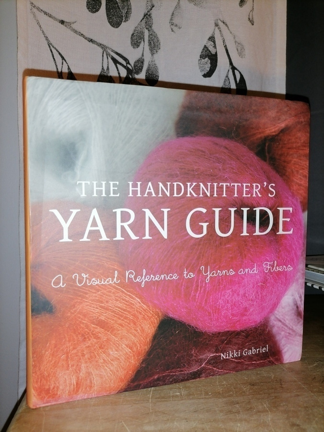 The Handknitter's Yarn Guide - Nikki Gabriel - Uusi