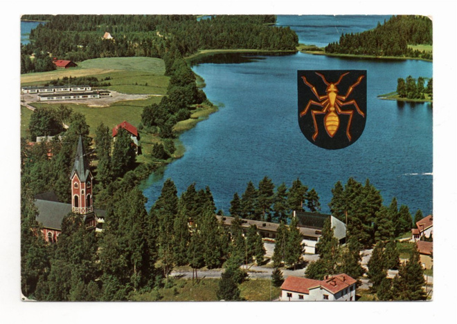 Multia: ilmakuva (Tmi Karhumäki n:o 4688, väri, vaakuna)