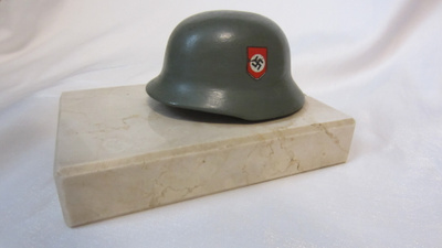 SS-kypärä marmorialustalla