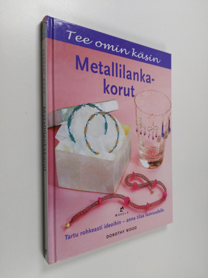 Dorothy Wood : Metallilankakorut