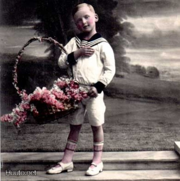 LAPSI / Portaalla seisova poika ja suuri kukkakori. 1920-l.