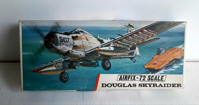 Airfix 72 scale vintage sotalentokone Douglas Skyraider