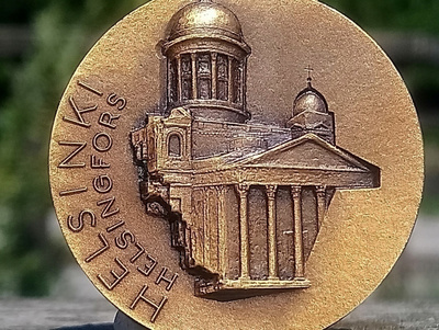 Helsinki Helsingfors Valmistajan leimalla. Suunnittelija -