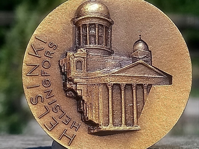Helsinki Helsingfors Valmistajan leimalla. Suunnittelija -