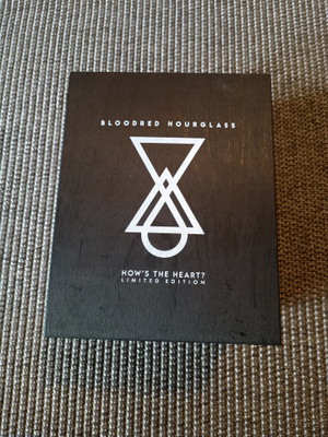 Bloodred hourglass:How's The Heart? Boksi.