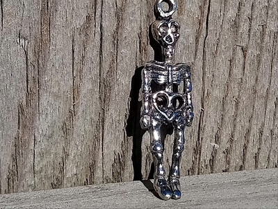 Luuranko koru. Hopeavärinen. Koko - 37mm.