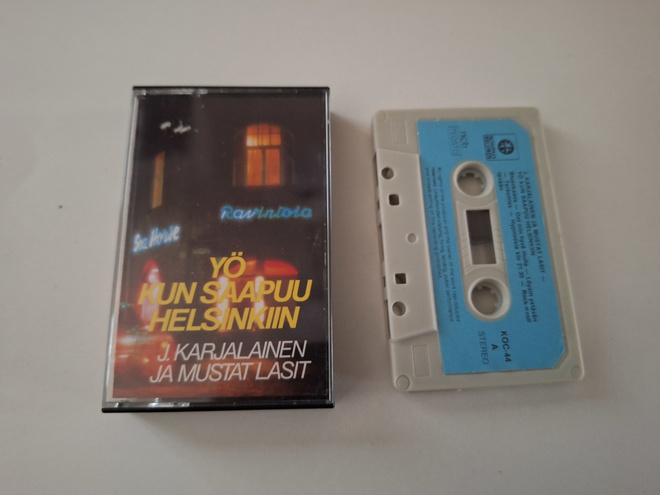J. KARJALAINEN - YÖ KUN SAAPUU HELSINKIIN C-kasetti