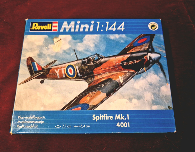 Revell  Mini  1:144 Spitfire MK 1 .1992