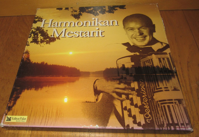 Harmonikan Mestarit 7 LP-levyä sisältävä kansio