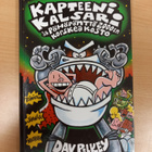 Dav Pilkey: Kapteeni Kalsari ja pöhöpönttö 2000:n korskea ko - pikkukuva 1