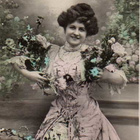 NAINEN / Hymyilevä mademoiselle syli täynnä kukkia. 1900-l. - pikkukuva 1