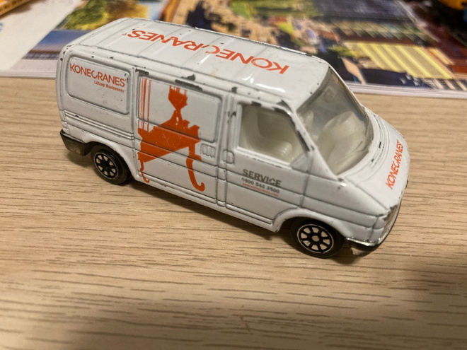 VW Transporter T4 1/64 Welly pikkuauto.