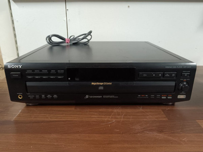 Sony CD-CE515 viiden cd'n vaihtaja