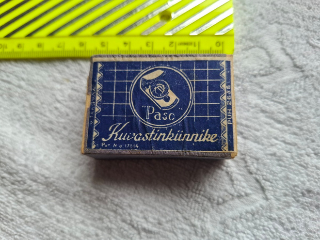 Kuvastinkiinnike tuotepakkaus Paso, tuotteet mukana