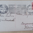 Iloinen lapsi pukemassa kaulaliinaa, väripk, p. 1911 - pikkukuva 2