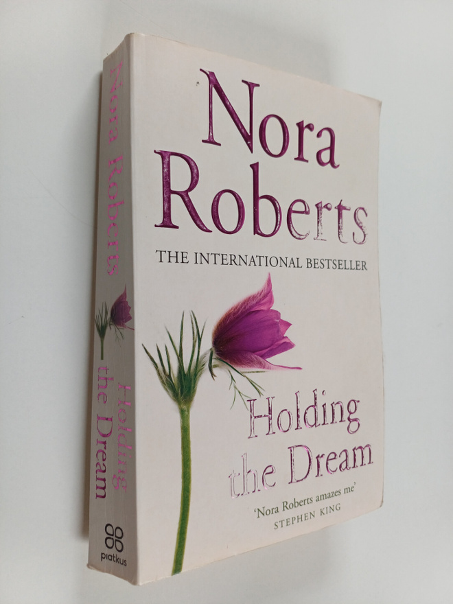 Nora Roberts : Holding the dream