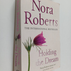Nora Roberts : Holding the dream - pikkukuva 1