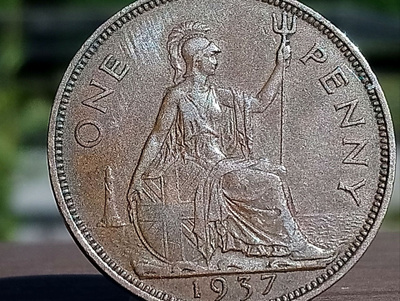 Vuoden 1937 One Penny -kolikko muovikapselissa. Halkaisija 3