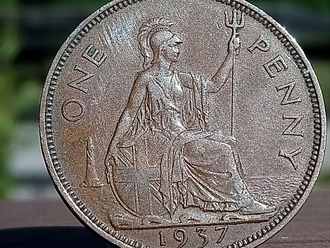 Vuoden 1937 One Penny -kolikko muovikapselissa. Halkaisija 3