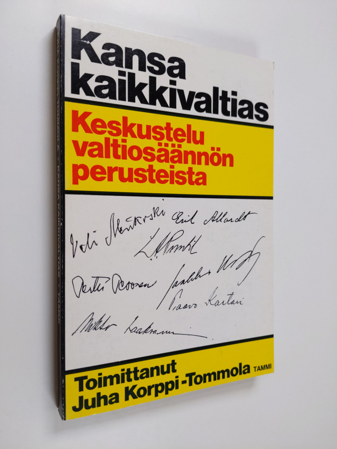 Juha (toim.) Korppi-Tommola : Kansa kaikkivaltias : kesku...