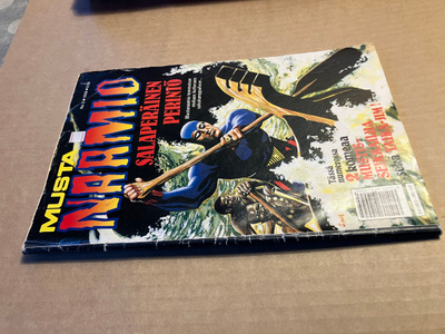 MUSTANAAMIO 2/1990