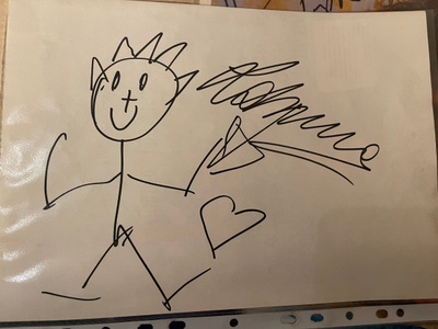 Sabrinan piirtämä kuva ja nimikirjoitus paperilla