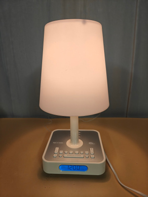 Kelloradio/valaisin
