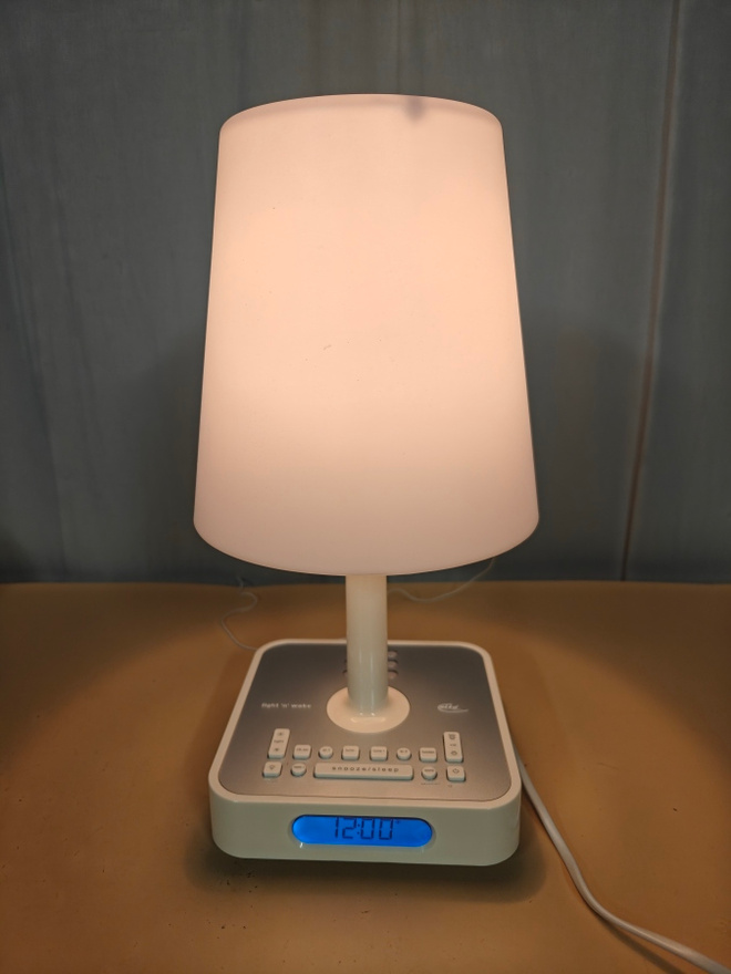 Kelloradio/valaisin